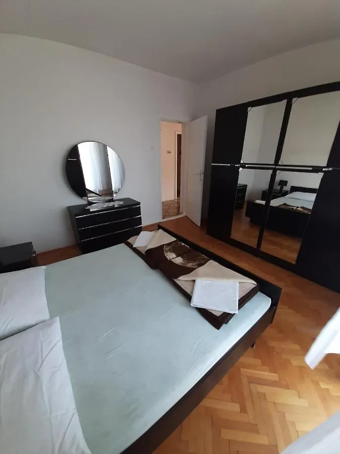 Apartments Viktor I Helena Novi Vinodolski